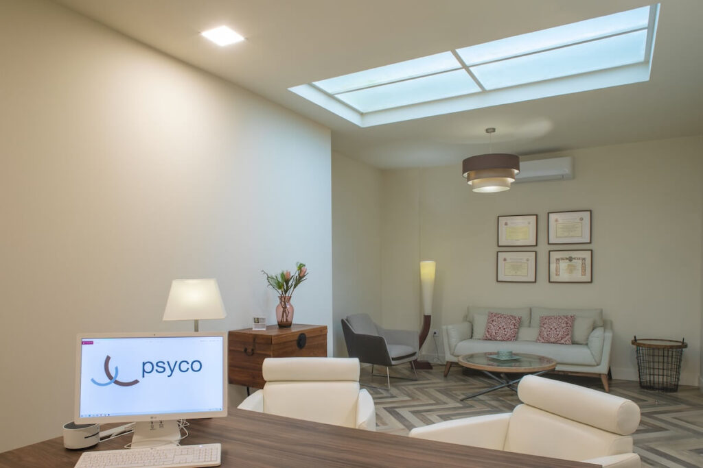 Terapia de pareja en Sevilla 2 Sala de consulta vacía para terapia de pareja en Sevilla, ambiente acogedor y confidencial