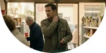 Hombre en un supermercado mostrando incomodidad y ansiedad, una reacción frecuente en personas con agorafobia