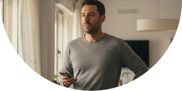 Hombre en su casa en Sevilla con expresión de tensión interna y dificultad para desconectar