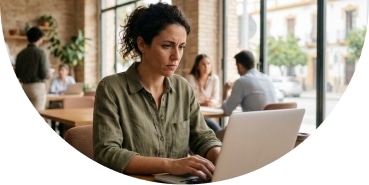 Mujer en oficina en Sevilla con bloqueo mental y dificultad de concentración por ansiedad