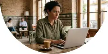 Mujer trabajando en Sevilla con sensación de fatiga emocional y dificultad de concentración