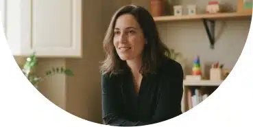 Psicóloga infantil en consulta en un entorno cálido y profesional