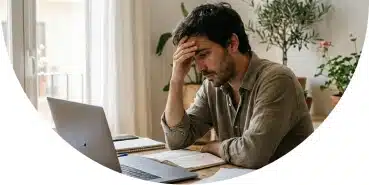 Adulto con dificultad de concentración asociada al TDAH trabajando frente al ordenador