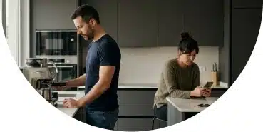 Pareja en cocina moderna en Sevilla compartiendo espacio con distancia emocional