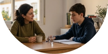 Madre hablando con su hijo adolescente en casa durante intervención de psicología infantil en Sevilla