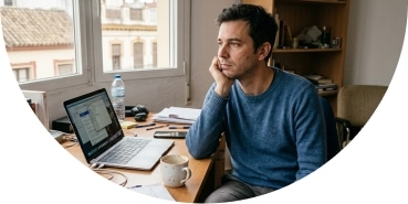 Hombre adulto reflexionando en casa durante proceso de terapia psicológica para adultos en Sevilla