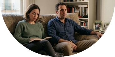 Pareja sentada en casa en un momento de distancia emocional durante terapia de pareja en Sevilla