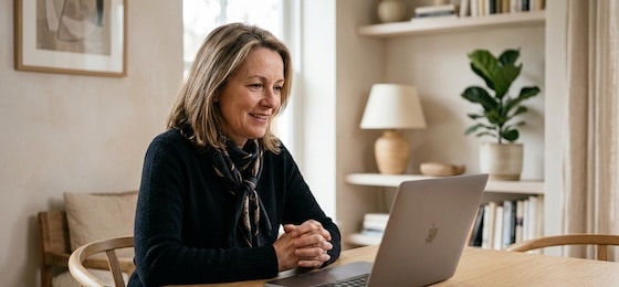 Persona realizando una sesión de terapia online desde su casa