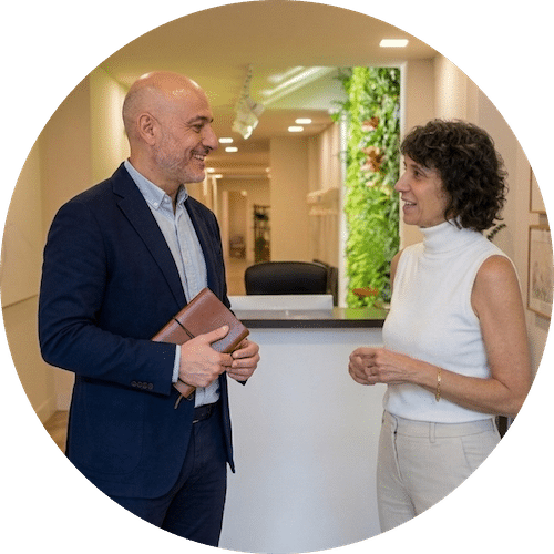 psicólogo en Sevilla conversando con parte del equipo en centro de psicología