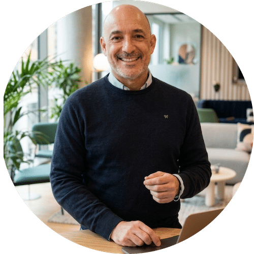 psicólogo online realizando una sesión por videollamada desde consulta profesional