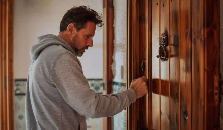 Persona pensativa mostrando preocupación leve